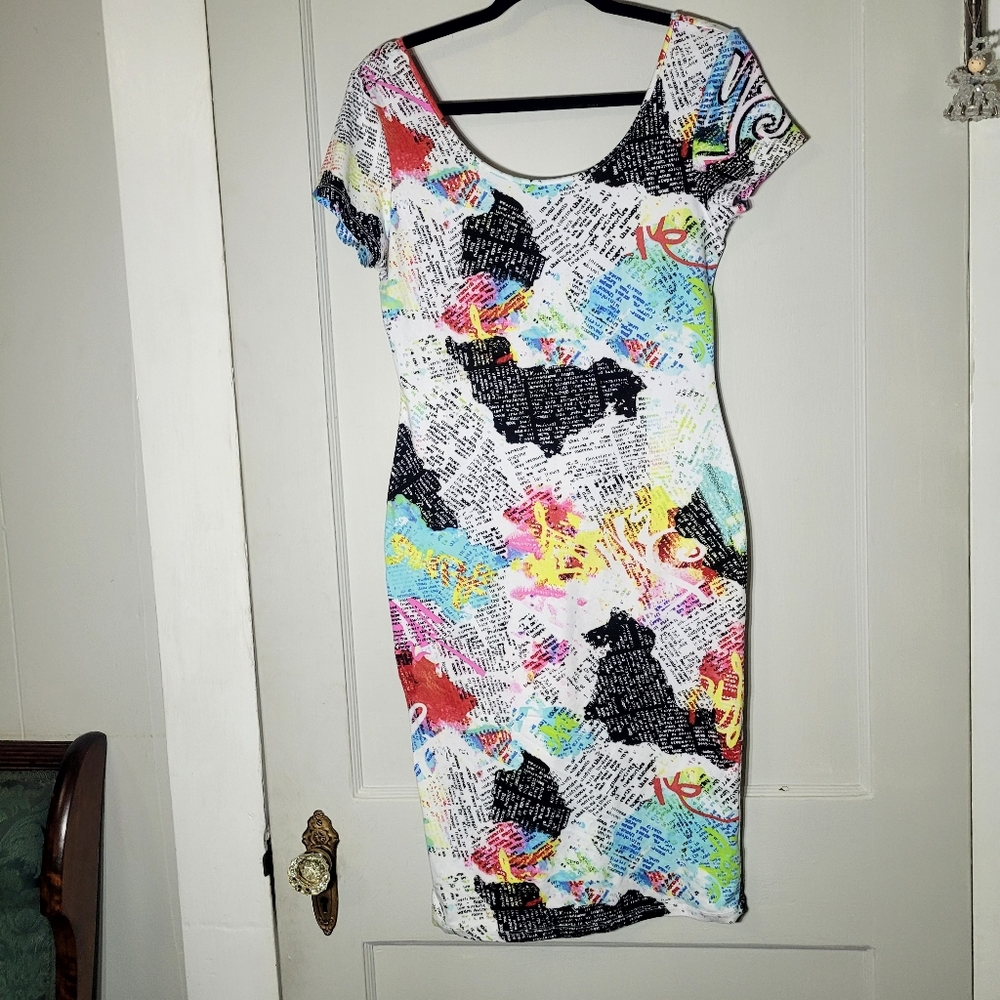 Short-Sleeved Form-Fitting Mini Dress With a Scoop Neckline,  Size L
